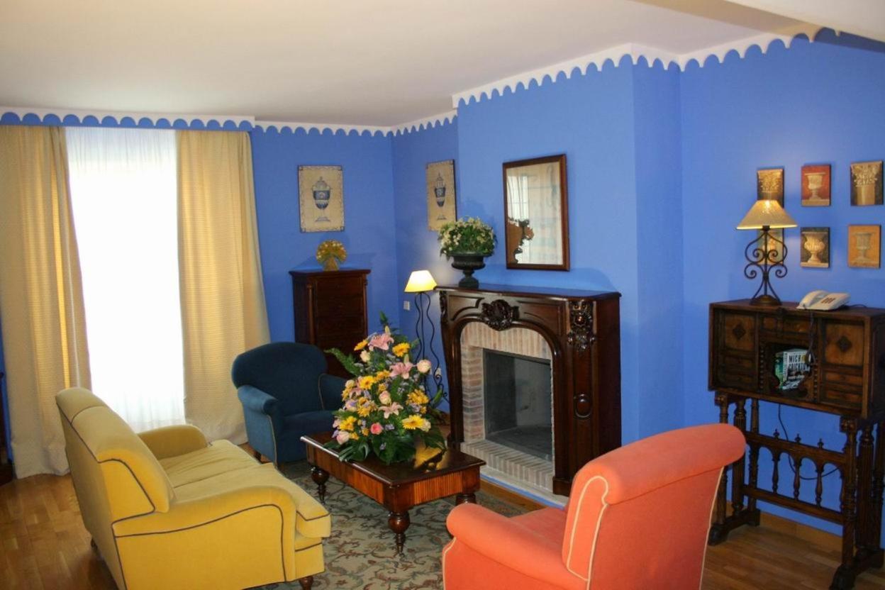 Hotel Alcazar De La Reina Καρμόνα Εξωτερικό φωτογραφία
