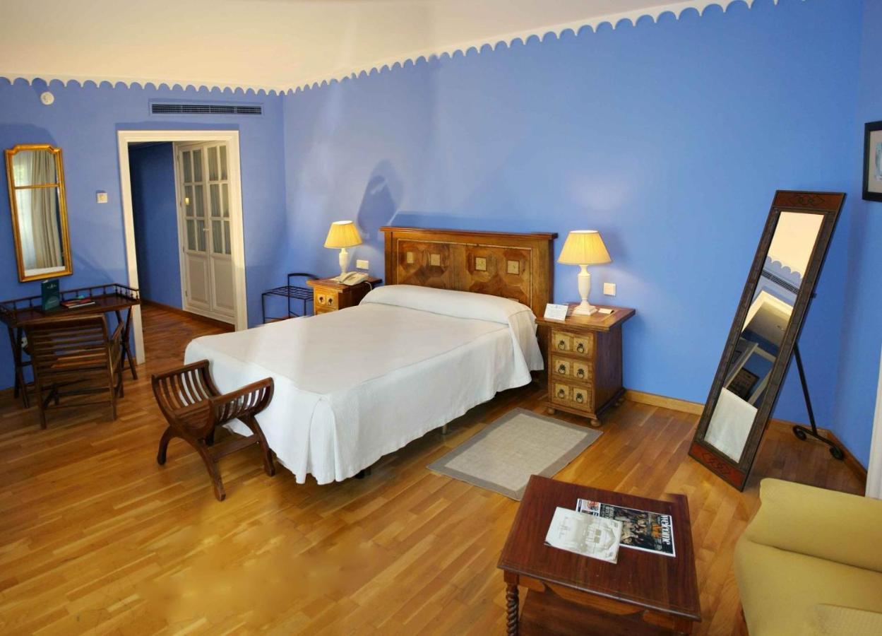 Hotel Alcazar De La Reina Καρμόνα Εξωτερικό φωτογραφία