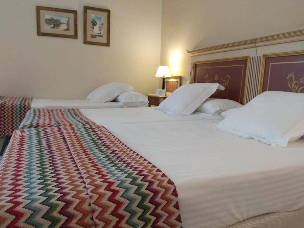 Hotel Alcazar De La Reina Καρμόνα Εξωτερικό φωτογραφία